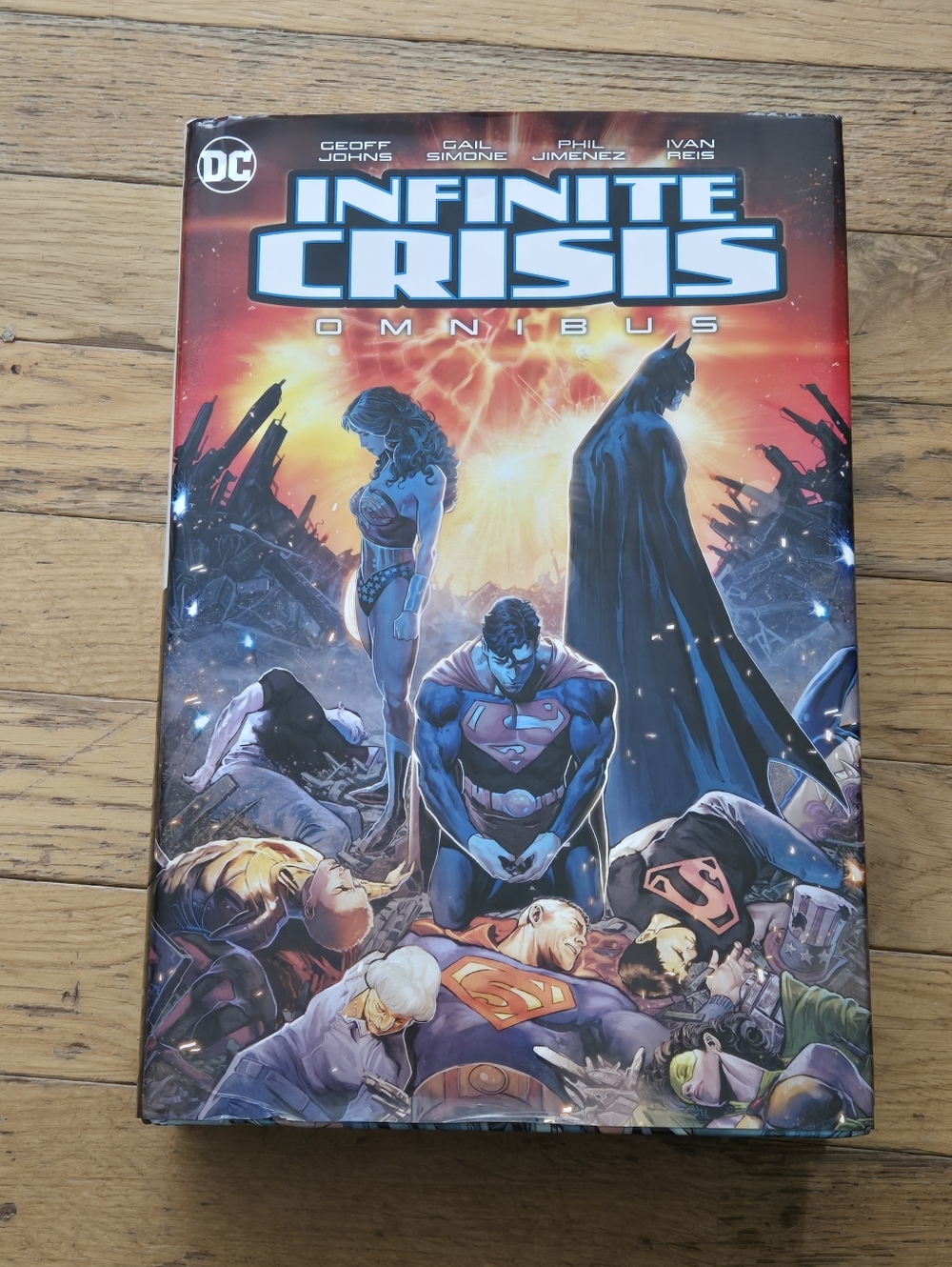 DC Infinite Crisis Omnibus Comic.